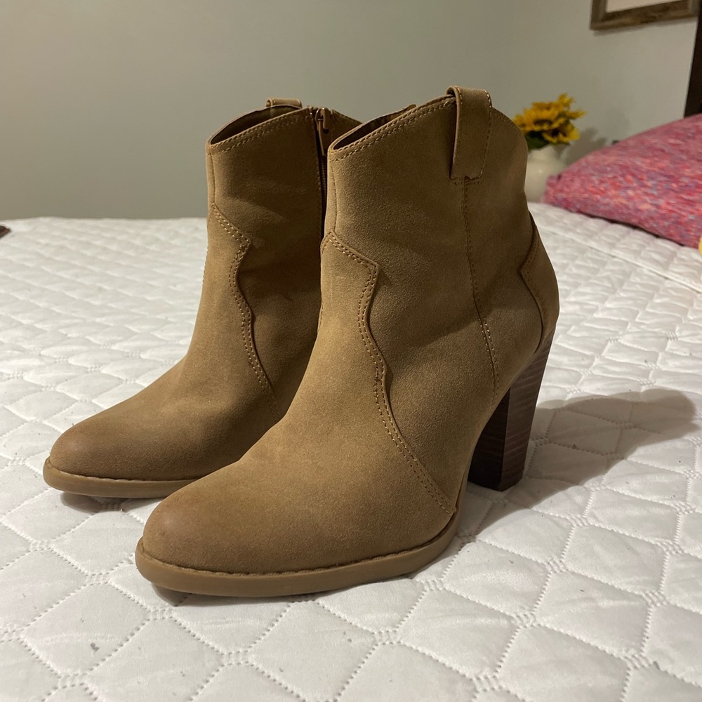 American Eagle cowgirl style boots